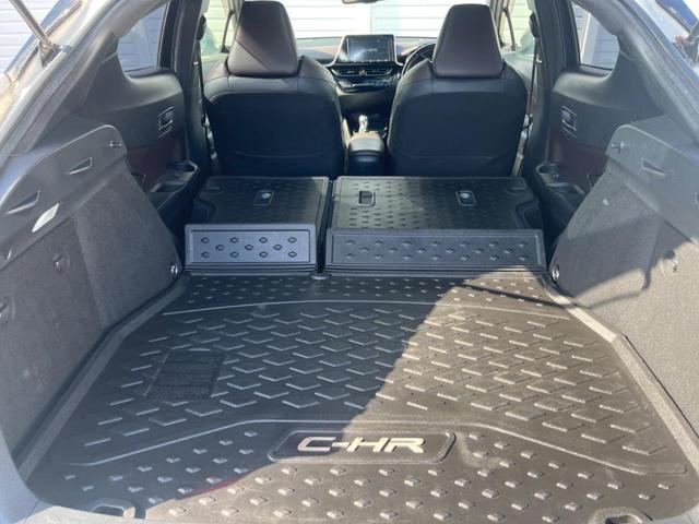 後席を格納すると、これだけの広さが！シーンに合わせたシートアレンジで、大きな荷物も積むことが出来ます♪
