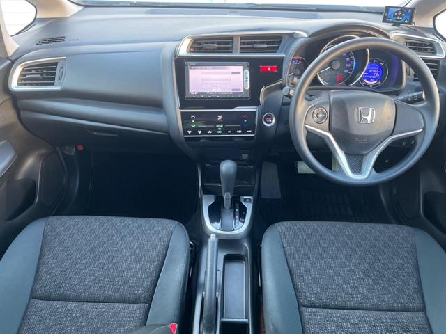 フィット １３Ｇ・Ｆパッケージ　禁煙車　純正ナビ　バックカメラ　アイドリングストップ　電動格納ミラー　スマートキー　ヘッドレベライザー　ステアリングリモコン　セキュリティアラーム（2枚目）
