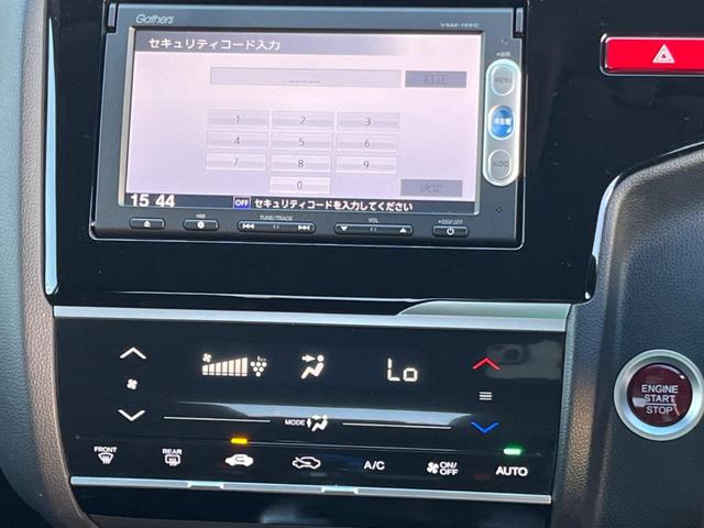 フィット １３Ｇ・Ｆパッケージ　禁煙車　純正ナビ　バックカメラ　アイドリングストップ　電動格納ミラー　スマートキー　ヘッドレベライザー　ステアリングリモコン　セキュリティアラーム（3枚目）