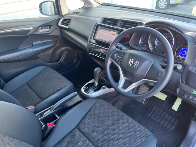 フィット １３Ｇ・Ｆパッケージ　禁煙車　純正ナビ　バックカメラ　アイドリングストップ　電動格納ミラー　スマートキー　ヘッドレベライザー　ステアリングリモコン　セキュリティアラーム（26枚目）