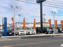 ズラッと並んだ展示車と大きな「N」の看板が目印です!