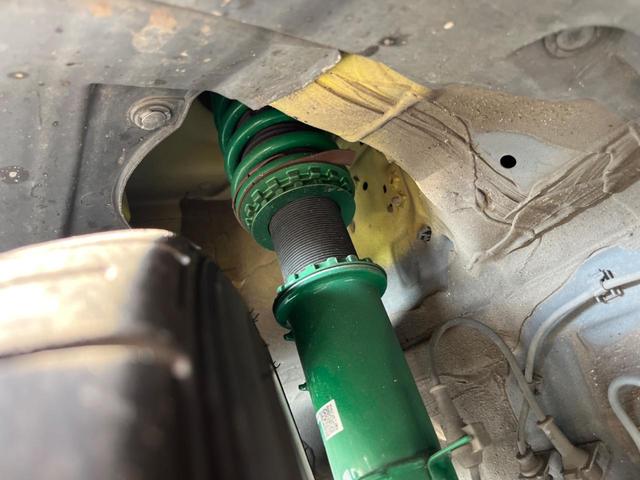 スイフトスポーツ ベースグレード 6MT車 車高調 バックカメラ スマートキー ドラレコ HIDヘッド ETC クルコン オートライト オートエアコン 17インチアルミ CD DVD再生(5枚目)