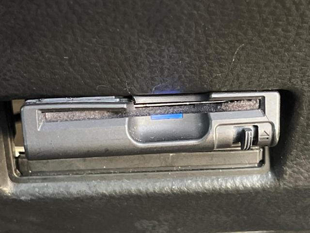 スイフトスポーツ ベースグレード 6MT車 車高調 バックカメラ スマートキー ドラレコ HIDヘッド ETC クルコン オートライト オートエアコン 17インチアルミ CD DVD再生(6枚目)