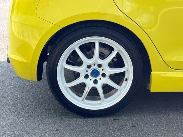 スイフトスポーツ ベースグレード 6MT車 車高調 バックカメラ スマートキー ドラレコ HIDヘッド ETC クルコン オートライト オートエアコン 17インチアルミ CD DVD再生(30枚目)