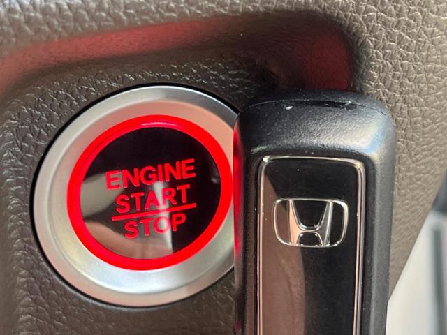 【Ｈｏｎｄａスマートキー】カバンやポケットに入れたままでもドアの施錠・解錠が可能なスマートキーを装備。エンジンのオン・オフ時もカギを取り出す必要が無いからとっても便利です♪