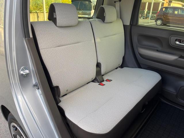 後部座席も気になるようなキズ・汚れやへたり等、大きなダメージはなく、良好な状態です。