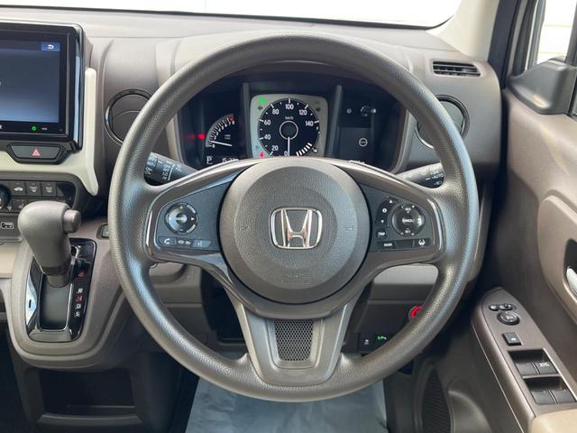 インテリアに合わせたデザインのステアリングは、運転される方のことも考え、運転しやすい形状、大きさです。是非一度、実際に触ってお確かめください。