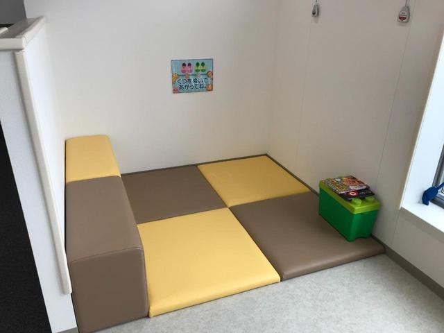 大きなキッズスペースも完備！小さなお子様連れでも、ゆっくりとお車探しをお楽しみいただけます。