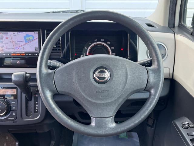 �C���e���A�ɍ��킹���f�U�C���̃X�e�A�����O�́A�^�]�������̂��Ƃ��l���A�^�]���₷���`��A�傫���ł��B�����x�A���ۂɐG���Ă��m���߂��������B