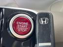 【Hondaスマートキー】カバンやポケットに入れたままでもドアの施錠・解錠が可能なスマートキーを装備。エンジンのオン・オフ時もカギを取り出す必要が無いからとっても便利です♪