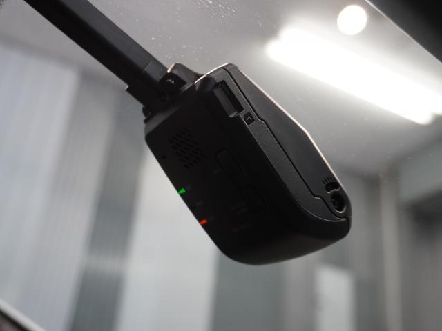 フィット ｅ：ＨＥＶホーム　当社デモカー　純正メモリーナビ　ホンダセンシング　ＬＥＤヘッドライト　オートハイビーム　ＥＴＣ　ドライブレコーダー　ＵＳＢ　スマートキー　両席エアバック　カーテンエアバック　サイドエアバッグ（5枚目）