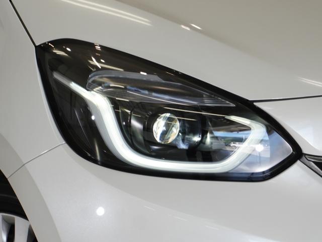 フィット ｅ：ＨＥＶホーム　当社デモカー　純正メモリーナビ　ホンダセンシング　ＬＥＤヘッドライト　オートハイビーム　ＥＴＣ　ドライブレコーダー　ＵＳＢ　スマートキー　両席エアバック　カーテンエアバック　サイドエアバッグ（9枚目）