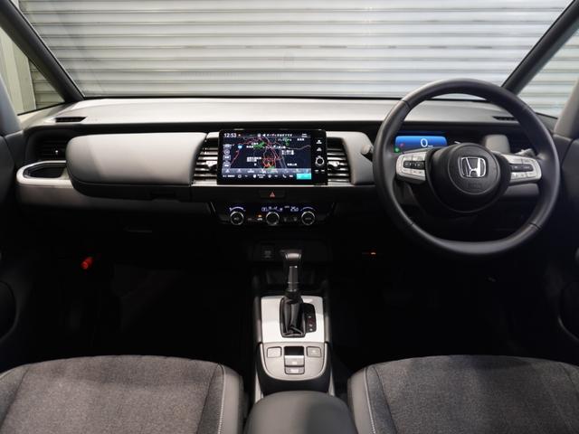 フィット ｅ：ＨＥＶホーム　当社デモカー　純正メモリーナビ　ホンダセンシング　ＬＥＤヘッドライト　オートハイビーム　ＥＴＣ　ドライブレコーダー　ＵＳＢ　スマートキー　両席エアバック　カーテンエアバック　サイドエアバッグ（13枚目）