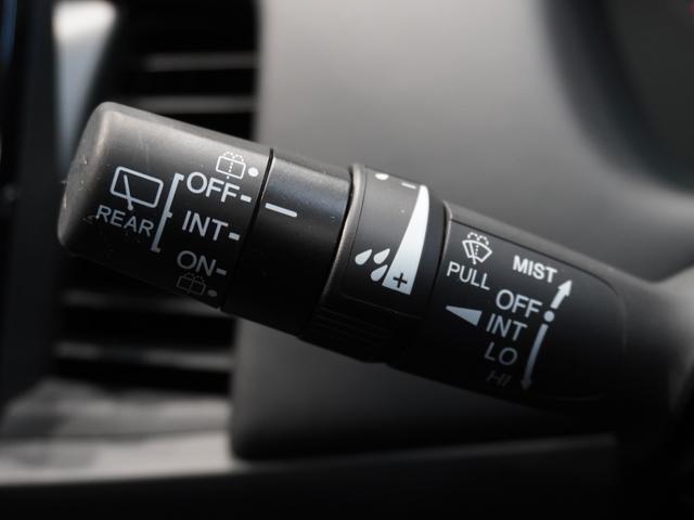 フィット ｅ：ＨＥＶホーム　当社デモカー　純正メモリーナビ　ホンダセンシング　ＬＥＤヘッドライト　オートハイビーム　ＥＴＣ　ドライブレコーダー　ＵＳＢ　スマートキー　両席エアバック　カーテンエアバック　サイドエアバッグ（53枚目）