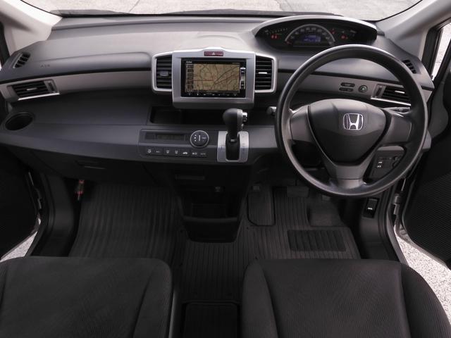 フリード Ｇジャストセレクション　ワンオーナー　７インチナビ　バックカメラ　片側電動スライドドア　オートエアコン　パワーステアリング　パワーウィンドウ　横滑り防止装置　盗難防止装置　ワンセグ　３列シート　スマートキー　禁煙車（7枚目）