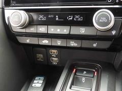 オートエアコンは温度を設定すれば自動で快適な状態をキープしてくれるので運転中の温度操作が減り安全面でも安心ですね。 4