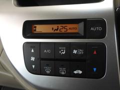オートエアコンは温度を設定すれば自動で快適な状態をキープしてくれるので運転中の温度操作が減り安全面でも安心ですね。 5