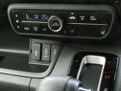 オートエアコンは温度を設定すれば自動で快適な状態をキープしてくれるので運転中の温度操作が減り安全面でも安心ですね。 5