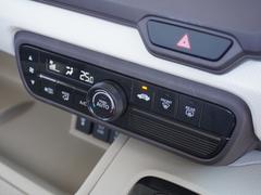 オートエアコンは温度を設定すれば自動で快適な状態をキープしてくれるので運転中の温度操作が減り安全面でも安心ですね。 6