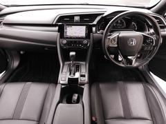 視界広々で非常に運転しやすくロングドライブでも疲れを感じさせないすっきりとまとまったインパネ周りです。 7