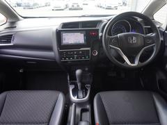 視界広々で非常に運転しやすくロングドライブでも疲れを感じさせないすっきりとまとまったインパネ周りです。 7