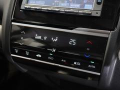 【オートエアコン】温度を設定すれば自動で快適な車内温度を保ちます。エアコン内部の高性能脱臭フィルターで車内のアレルゲンや花粉を除去。 6