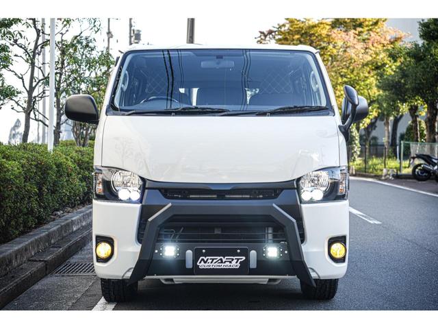 ロングＤＸ　車中泊ベットキット　デビルボンネット　ＬＥＤ内蔵バンパーガード　インナーブラックＬＥＤヘッドライト　フォグ　マッドガード　１６インチＡＷタイヤ　１００Ｖ電源　新品トヨタ純正ナビ　リアラダー(4枚目)