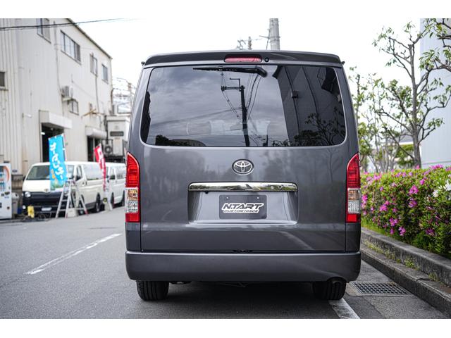 ハイエースバン スーパーGL ダークプライム 車中泊ベットキット デビルボンネット 415COBRAフロントリップ 2.5インチAWタイヤ スムージングバンパー ETC トヨタ純正ナビ リアウイング スタイリッシュテール(14枚目)