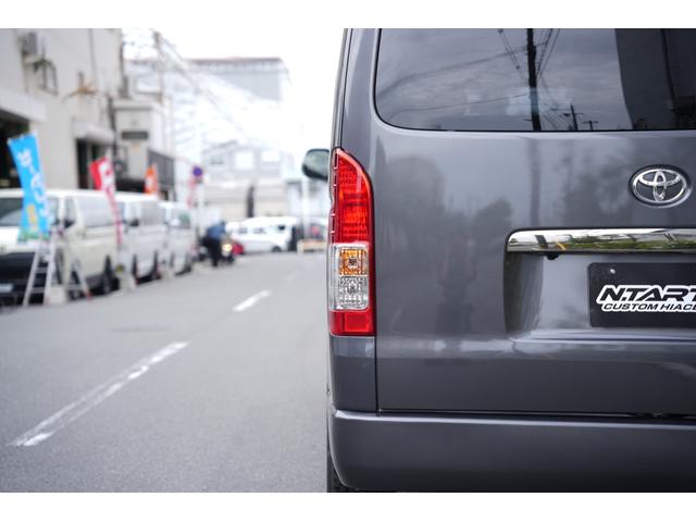 ハイエースバン スーパーGL ダークプライム 車中泊ベットキット デビルボンネット 415COBRAフロントリップ 2.5インチAWタイヤ スムージングバンパー ETC トヨタ純正ナビ リアウイング スタイリッシュテール(16枚目)