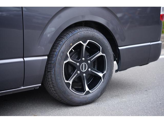 ハイエースバン スーパーGL ダークプライム 車中泊ベットキット デビルボンネット 415COBRAフロントリップ 2.5インチAWタイヤ スムージングバンパー ETC トヨタ純正ナビ リアウイング スタイリッシュテール(23枚目)