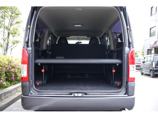 ハイエースバン スーパーGL ダークプライム 車中泊ベットキット デビルボンネット 415COBRAフロントリップ 2.5インチAWタイヤ スムージングバンパー ETC トヨタ純正ナビ リアウイング スタイリッシュテール(56枚目)