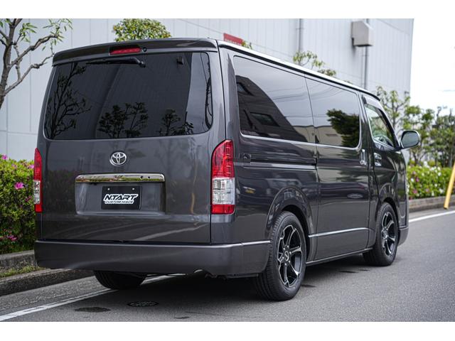 ハイエースバン スーパーGL ダークプライム 車中泊ベットキット デビルボンネット 415COBRAフロントリップ 2.5インチAWタイヤ スムージングバンパー ETC トヨタ純正ナビ リアウイング スタイリッシュテール(59枚目)