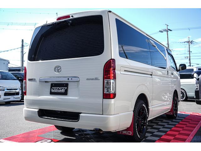 ハイエースバン ロングスーパーＧＬ　ＴＲＤ仕様　両側電動パワースライドドア　カーボンボンネット　プッシュスタート　トヨタ純正ナビ　Ｂｕｔｔｌｅｒシートカバー　木目調インテリア　ＥＴＣ（55枚目）