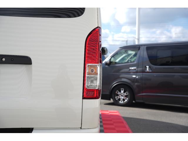 ハイエースバン スーパーＧＬ　ダークプライム　バッドフェイス　スモークヘッドライト　４１５Ｓａｆａｒｉフロントスポイラー　プッシュスタート　トヨタ純正ナビ　ＥＴＣ（16枚目）