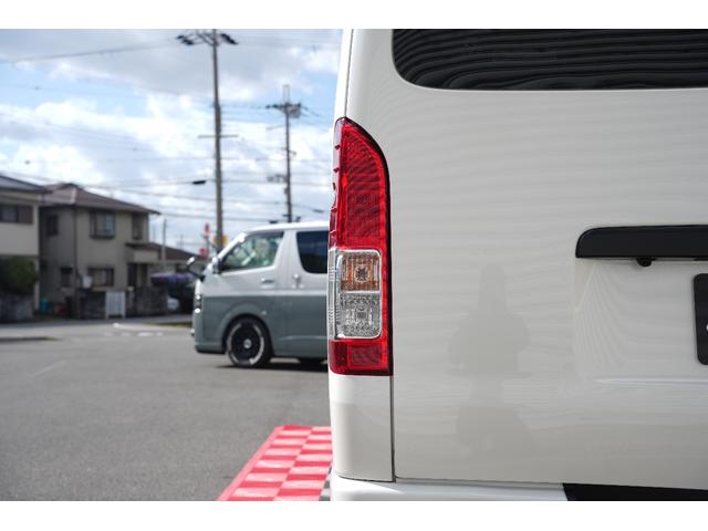 ハイエースバン スーパーＧＬ　ダークプライム　バッドフェイス　スモークヘッドライト　４１５Ｓａｆａｒｉフロントスポイラー　プッシュスタート　トヨタ純正ナビ　ＥＴＣ（17枚目）