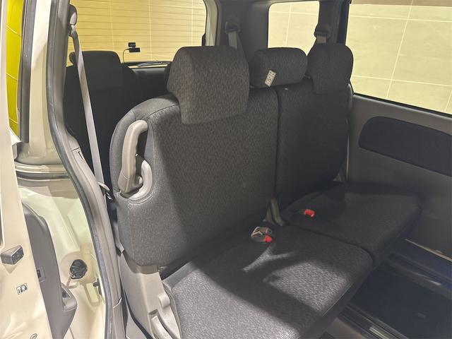 十分な膝回りの広さと座り心地の良い後部座席シート。もちろん３列目も♪