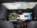 頭上まで広がるスカイフィールトップ。自然光が差し込み、車内全体が明るく心地よい空間に!アウトドア気分満点です。