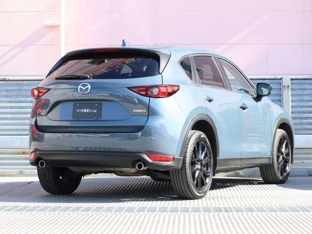 マツダの魂動デザインは、クルマに命を与えるデザイン思想です。生物が見せる一瞬の動きの強さや美しさをベースに、躍動感や緊張感を表現しています。日本の美意識を礎とした「新たなエレガンス」も追求しています。