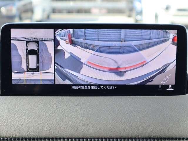 車両の前後左右にある４つのカメラを合成することで、まるでご自身のクルマを空から見ているような俯瞰での映像を映し出してくれます。バック時ももちろんのこと、前進時に視界の悪い交差点でも役に立ちますね。