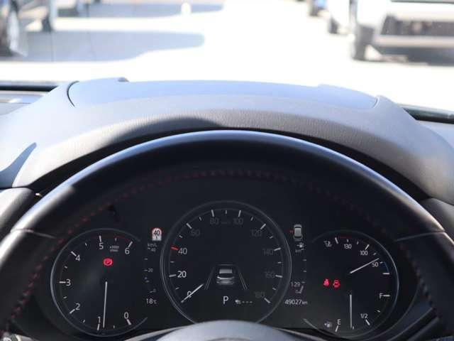 運転視界の遠方上方に虚像を投影することで前を見ながら情報の視認ができます。本当にドライバーが必要な情報を適切に伝え、楽しんで頂くことを考えた新世代装備です。※虚像は２．６ｍ前方に浮かぶイメージです。