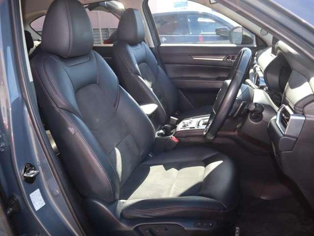 正しい姿勢で運転できるように体幹の腰部をしっかりささえるようデザインされているシートです。素材、シート形状を研究することでフィット感を高めつつ、優れた快適性を実現しています。