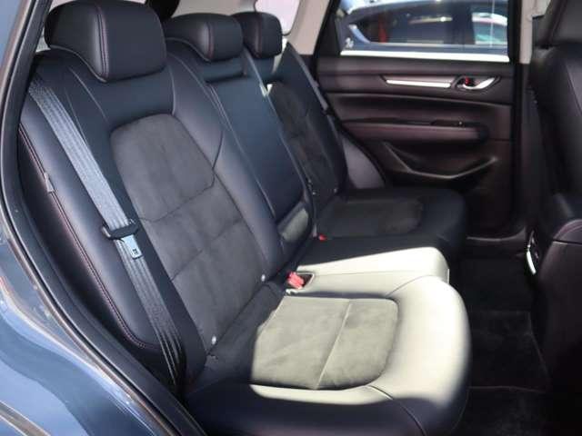 前席が最適な運転ポジションを取るために足元が広くとっており、後部座席の足元もゆったりと座ることができます。長時間でもストレス軽減になるよう、かかとを引くことができるように設計されています！