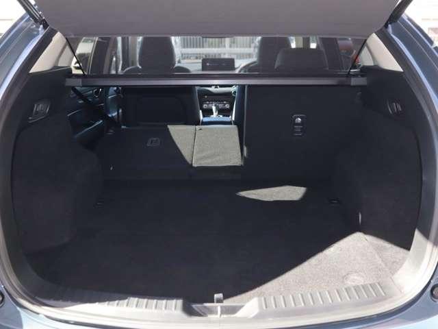 開口部の広いリアラゲッジスペースですのでゴルフバック等はもちろんのこと、リアシートが４：２：４の３分割可倒ができますので、そのときの用途に応じて使い分けも可能です。