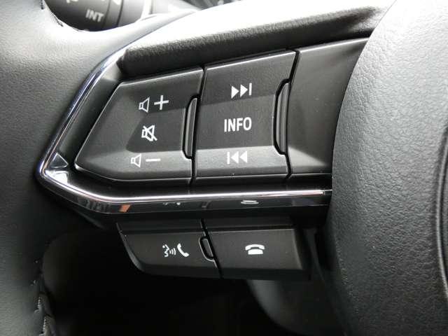 �X�e�A�����O�X�C�b�`�@�n���Y�t���[�@�ʘb�A�I�[�f�B�I�\�[�X�̐؂�ւ��A�{�����[���̒��߂ȂǂƂ������n���Y�t���[������s�����Ƃ��ł��܂��B