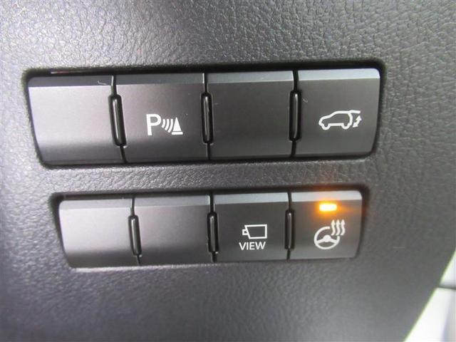 運転席のドア内側にサイドミラーを操作するボタンや全席の窓を開閉できるボタンがあります。