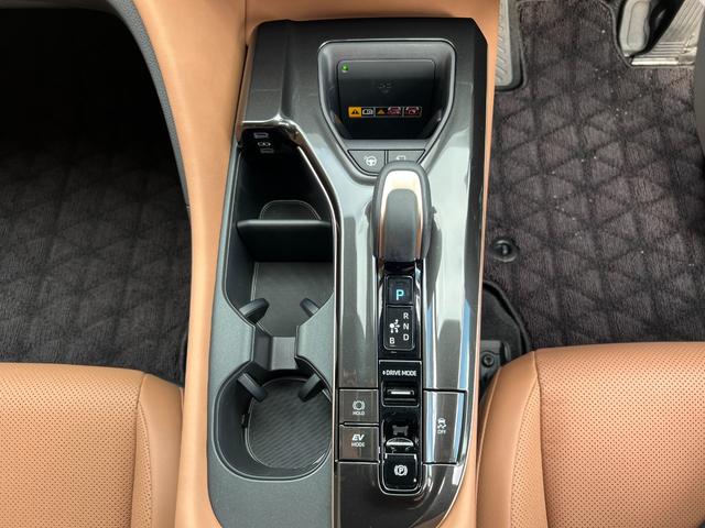 クラウンスポーツ Ｚ　Ｚ（５名）純正ナビ・地デジＴＶ／レザーシート／トヨタセーフティセンス／モデリスタエアロパーツ／ＴＺエアコンドリンクホルダー／パノラミックビューモニター／デジタルインナーミラー／ＥＴＣ２．０（32枚目）