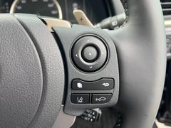 ステアリングホイールにオーディオ・リモート・コントロール・ボタンを配置。手を離さず、素早く安全に操作することができます。 5