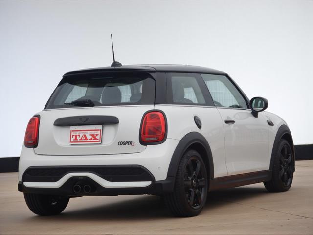ＭＩＮＩ クーパーＳプレミアムプラスパッケージクラシックトリム　ピアノブラックエクステリア　ブラックルーフ＆ミラーキャップ　ワイヤレスチャージング　純正ナビ　アクティブクルーズコントロール　ドライビングアシスト　ＭＩＮＩドライビングモード　禁煙車（2枚目）