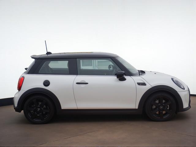 ＭＩＮＩ クーパーＳプレミアムプラスパッケージクラシックトリム　ピアノブラックエクステリア　ブラックルーフ＆ミラーキャップ　ワイヤレスチャージング　純正ナビ　アクティブクルーズコントロール　ドライビングアシスト　ＭＩＮＩドライビングモード　禁煙車（18枚目）