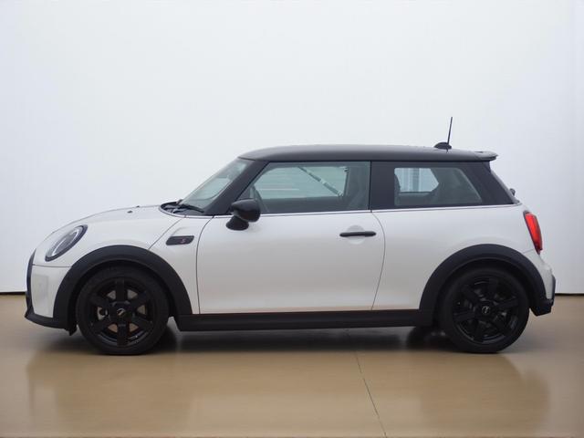 ＭＩＮＩ クーパーＳプレミアムプラスパッケージクラシックトリム　ピアノブラックエクステリア　ブラックルーフ＆ミラーキャップ　ワイヤレスチャージング　純正ナビ　アクティブクルーズコントロール　ドライビングアシスト　ＭＩＮＩドライビングモード　禁煙車（21枚目）